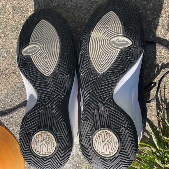 Nike Kyrie Basketball Sneakers - Picture 10 of 10